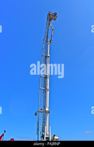 South Wales Feuerwehr beweisen ihre Bronto Skylift Arbeitsbühne RNLI Spaß Tag bei Porthcawl, South Wales am Sonntag, den 22. Juli 2018 Stockfoto