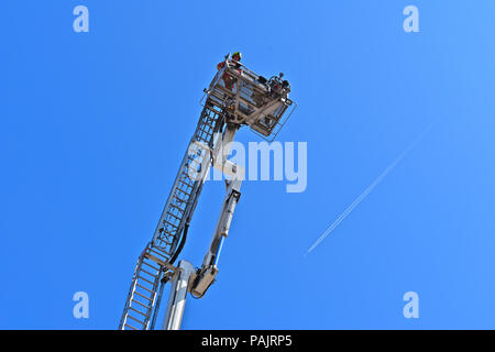 South Wales Feuerwehr beweisen ihre Bronto Skylift Arbeitsbühne RNLI Spaß Tag bei Porthcawl, South Wales am Sonntag, den 22. Juli 2018 Stockfoto