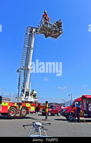 South Wales Feuerwehr beweisen ihre Bronto Skylift Arbeitsbühne RNLI Spaß Tag bei Porthcawl, South Wales am Sonntag, den 22. Juli 2018 Stockfoto