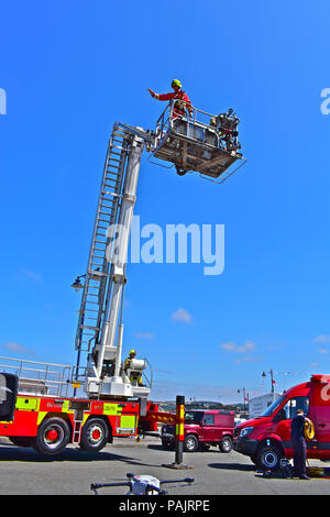 South Wales Feuerwehr beweisen ihre Bronto Skylift Arbeitsbühne RNLI Spaß Tag bei Porthcawl, South Wales am Sonntag, den 22. Juli 2018 Stockfoto