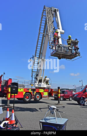 South Wales Feuerwehr beweisen ihre Bronto Skylift Arbeitsbühne RNLI Spaß Tag bei Porthcawl, South Wales am Sonntag, den 22. Juli 2018 Stockfoto