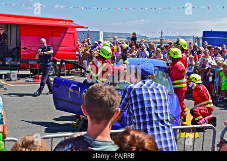 S. Wales Fire & Rescue zeigen ein RTA Rettung durch Ausschneiden Dach Auto prallte, RNLI Spaß Tag bei Porthcawl, South Wales am Sonntag, den 22. Juli 2018 Stockfoto