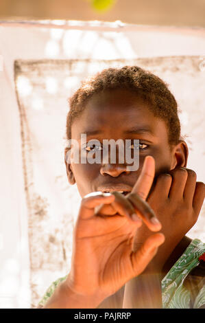 BANJUL, Gambia - Mar 14, 2013: Unbekannter gambischen Frauen in Gambia, Mar 14, 2013. Große ethnische Gruppe in Gambia ist das mandinka - 42% Stockfoto