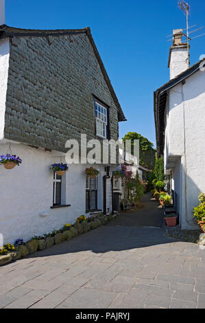 Cottages im Dorf im Sommer Hawkshead Cumbria England Großbritannien GB Großbritannien Stockfoto