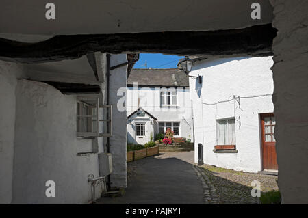 Traditionelle Ferienhäuser im Dorf im Sommer Hawkshead Cumbria England Vereinigtes Königreich GB Großbritannien Stockfoto