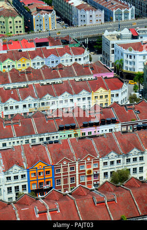 Ansicht von oben der Zeilen von farbigen und weißen historischen holländischen Reihenhäuser in Melaka, Malaysia hinter ist eine Straßenbrücke Stockfoto