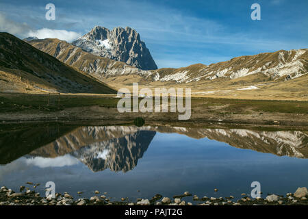 Der Corno Grande spiegelt sich im Wasser des Pietranzoni-Sees. Gran Sasso und Monti della Laga Nationalpark, Abruzzen Stockfoto