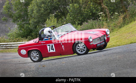 MG Midget von Neil Thomas Racing bei Bergrennen rennen Llys y Fran in der Nähe von Haverfordwest Pembrokeshire Wales UK. Auto auf Biegung heben auf zwei 2 Räder angetrieben Stockfoto