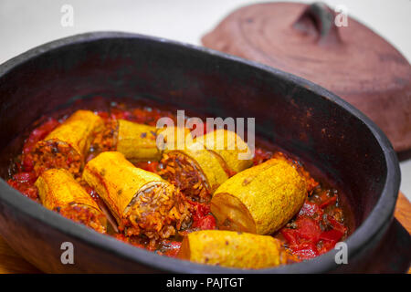 Gefüllte runde Zucchini gefüllt mit Reis, Hackfleisch und Tomatensauce. Stockfoto