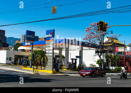 San Jose, Costa Rica. 18. Februar 2018. Die Hauptstraße beginnt, bis in den Morgen in San Jose, Costa Rica zu füllen Stockfoto