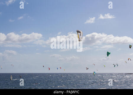 Surfer Beach - viele Windsurfer und Kitesurfer am Ocean Stockfoto