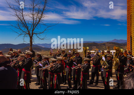 Marching Band führen Sie in einer kleinen Stadt in Spanien, wie es feiert Ostern Parade, Semana Santa, die Karwoche, Oria Almeria Andalusien Spanien Stockfoto