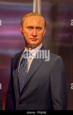 SHANGHAI, China - Apr 3, 2016: Wladimir Putin, Präsident der Russischen Föderation, auf der Shanghai Madame Tussauds Wax Museum. Marie Tussaud wurde als Marie Grosho geboren Stockfoto