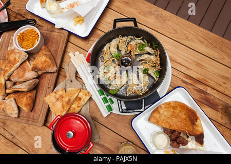 Reispapier Knödel serviert in Bügeleisen Topf auf Holz- Hintergrund. Ansicht von oben. Bereit zu essen. Stockfoto