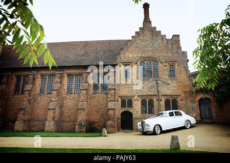 Der alte Palast, Hatfield, Hertfordshire, Großbritannien. Mit weißen Rolls Royce Hochzeit Auto. Stockfoto