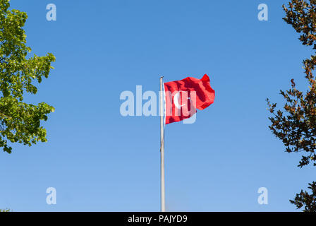 Türkische Flagge schwenkten im blauen Himmel, Istanbul, Türkei Stockfoto