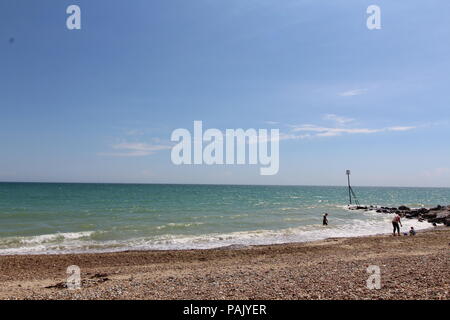 Flut in Kiesstrand in Goring von Meer Stockfoto