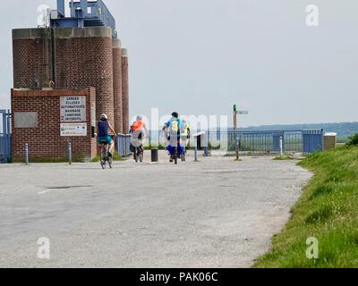 Fahrradfahrer auf dem Weg über ein Schloss an der Somme in der Picardie, Frankreich Stockfoto