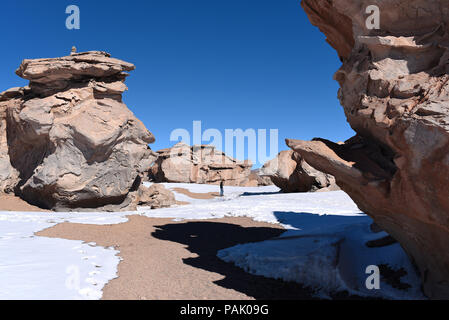 Menschen auf dem Weg in den Verschneiten "Árbol de Piedra" (Stein, Baum) innerhalb der Fauna der Anden Eduardo Avaroa National Reserve, Bolivien. Südamerika Stockfoto