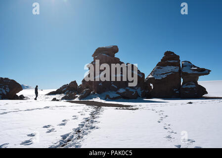 Menschen auf dem Weg in den Verschneiten surreale Landschaft der "Árbol de Piedra" innerhalb der Fauna der Anden Eduardo Avaroa National Reserve, Bolivien. Stockfoto