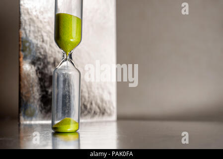 Moderne schöne gelbe Sanduhr mit hellen Hintergrund für Kopieren. Sanduhr der Zeit Konzept für die Frist, die Dringlichkeit und die Zeit läuft. Stockfoto