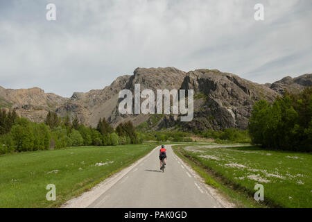 Weibliche Radfahrer Radfahren auf Leka Island, Norwegen Stockfoto