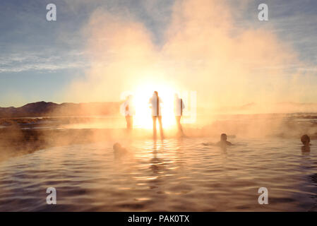 Sonnenaufgang und Dampfend heiße Quellen. Der kleine Pool von Termas de Polques ist 29 C während draußen war es-4 C. In der Nähe von Cerro Polques in Bolivien, Südamerika Stockfoto