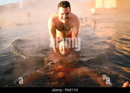 Junge Männer spielen in Hot Springs. Termas de Polques ist 29 C während draußen war es-4 C. Bolivien, Südamerika Stockfoto