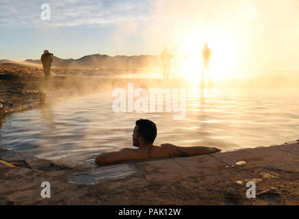 Man Einweichen in Dampfend heiße Quellen. Der kleine Pool von Termas de Polques ist 29 C während draußen war es-4 C. In der Nähe von Cerro Polques in Bolivien, Südamerika Stockfoto