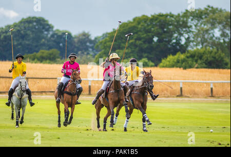 Candelaria Fernandez Araujo (3) in Aktion für die UAE Damen Polo Team gegen Maiz Dulce in der britischen Damen Polo Meisterschaften an Cowdray Park Pol Stockfoto