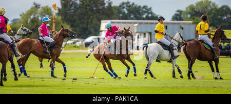 Mia Cambiasso (2), den 16 Jahre alten Tochter von Polo legende Adolfo Cambiaso in Aktion für die UAE Damen Polo Team gegen Maiz Dulce im Britischen Kop Stockfoto