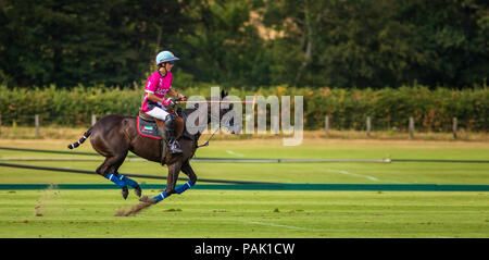 Mia Cambiasso (2), den 16 Jahre alten Tochter von Polo legende Adolfo Cambiaso in Aktion für die UAE Damen Polo Team gegen Maiz Dulce im Britischen Kop Stockfoto