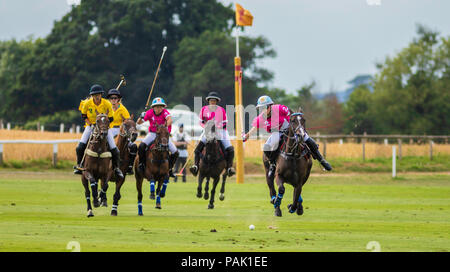 Mia Cambiasso (2), den 16 Jahre alten Tochter von Polo legende Adolfo Cambiaso in Aktion für die UAE Damen Polo Team gegen Maiz Dulce im Britischen Kop Stockfoto