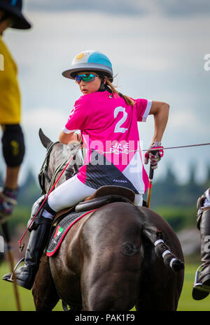 Mia Cambiasso (2), den 16 Jahre alten Tochter von Polo legende Adolfo Cambiaso in Aktion für die UAE Damen Polo Team gegen Maiz Dulce im Britischen Kop Stockfoto