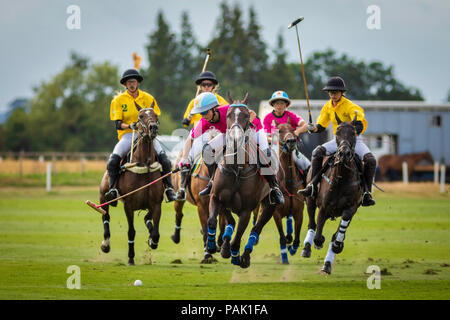 Mia Cambiasso (2), den 16 Jahre alten Tochter von Polo legende Adolfo Cambiaso in Aktion für die UAE Damen Polo Team gegen Maiz Dulce im Britischen Kop Stockfoto