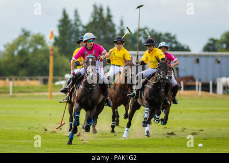 Mia Cambiasso (2), den 16 Jahre alten Tochter von Polo legende Adolfo Cambiaso in Aktion für die UAE Damen Polo Team gegen Maiz Dulce im Britischen Kop Stockfoto