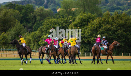 Mia Cambiasso (2), den 16 Jahre alten Tochter von Polo legende Adolfo Cambiaso in Aktion für die UAE Damen Polo Team gegen Maiz Dulce im Britischen Kop Stockfoto