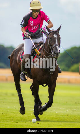 Candelaria Fernandez Araujo (3) in Aktion für die UAE Damen Polo Team gegen Maiz Dulce in der britischen Damen Polo Meisterschaften an Cowdray Park Pol Stockfoto