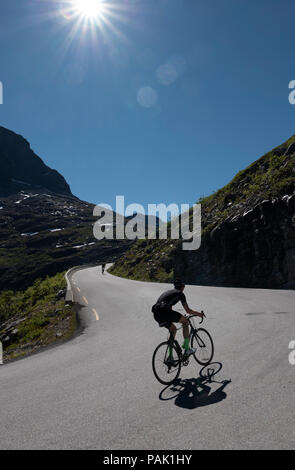 Einzelne männliche Radfahrer auf den trollstigen Pass, Norwegen Stockfoto