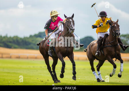 Candelaria Fernandez Araujo (3) in Aktion für die UAE Damen Polo Team gegen Maiz Dulce in der britischen Damen Polo Meisterschaften an Cowdray Park Pol Stockfoto