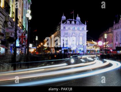 Piccadilly Circus, London, UK, mit der Regent Street Weihnachtsbeleuchtung im Hintergrund. Stockfoto