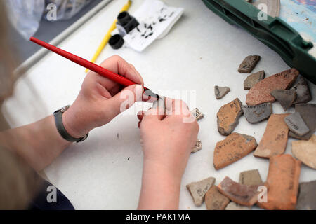 Archäologische Grabung in Priory Park in Chichester, West Sussex, UK. Stockfoto