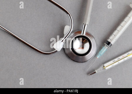 Medizinische Ausrüstungen einschließlich Stethoskop, Spritze, Arzneimittel, Hintergrund, Ansicht von oben flach Stockfoto