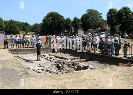 Archäologische Grabung in Priory Park in Chichester, West Sussex, UK. Stockfoto