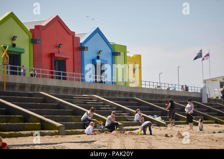 Coatal Prestatyn Seaside Resort Stadt Denbighshire, Wales. Historisch Flintshire, zentrale Buche shop helle Farben Stockfoto