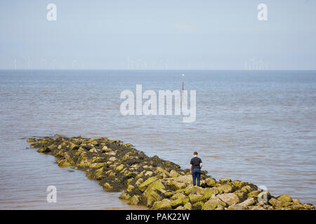 Coatal Prestatyn Seaside Resort Stadt Denbighshire, Wales. Historisch Flintshire, zentrale Buche Meer break rock Verteidigung Stockfoto