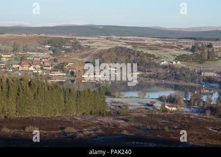 Der Ort Lairg und die umliegenden Hügel in Sutherland, Scottish Highlands Stockfoto