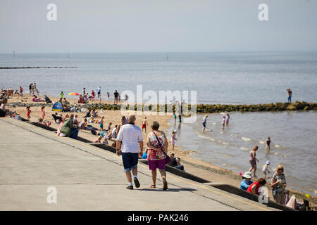 Coatal Prestatyn Seaside Resort Stadt Denbighshire, Wales. Historisch Flintshire, zentrale Buche auf der Promenade Stockfoto