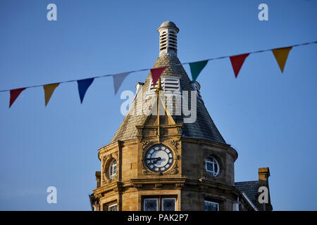 Clitheroe Bezirk Ribble Valley Lancashire das Stadtzentrum mit dem Wahrzeichen Gebäude der Bibliothek und Uhr gerahmte Fläche ein Denkmalgeschütztes Gebäude Stockfoto