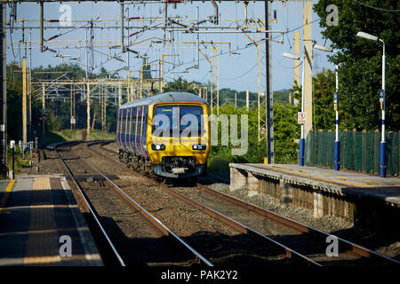 Chelford Gemeinde in Cheshire, England, Manchester nach Crewe lokalen Zug am Bahnhof ankommen Stockfoto